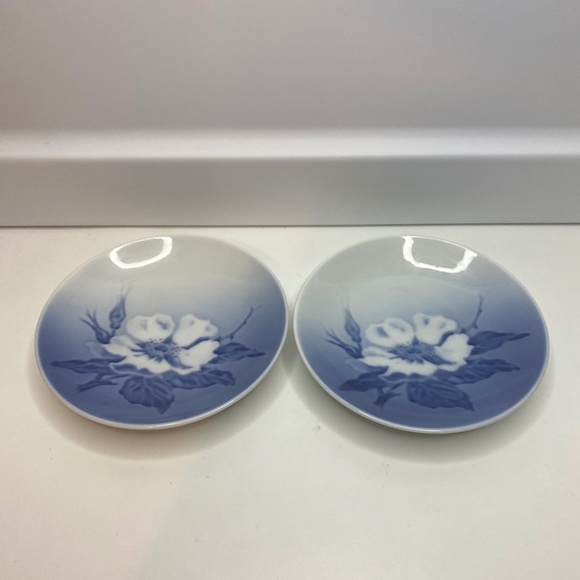 2Vintage Royal Copenhagen 'Wild Rose' Blue & White Floral Porcelain Trinket Dish - Picture 1 of 6